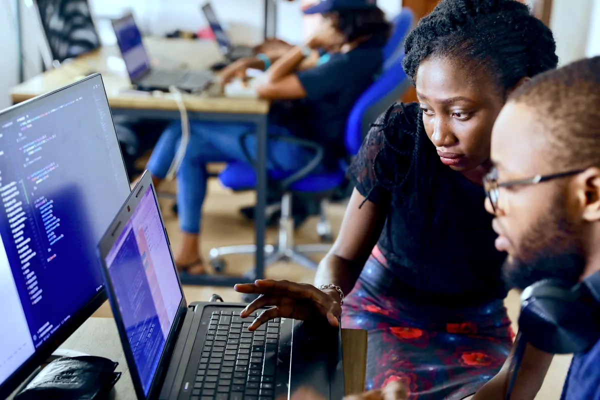 Deux développeurs conçoivent un site web ensemble
